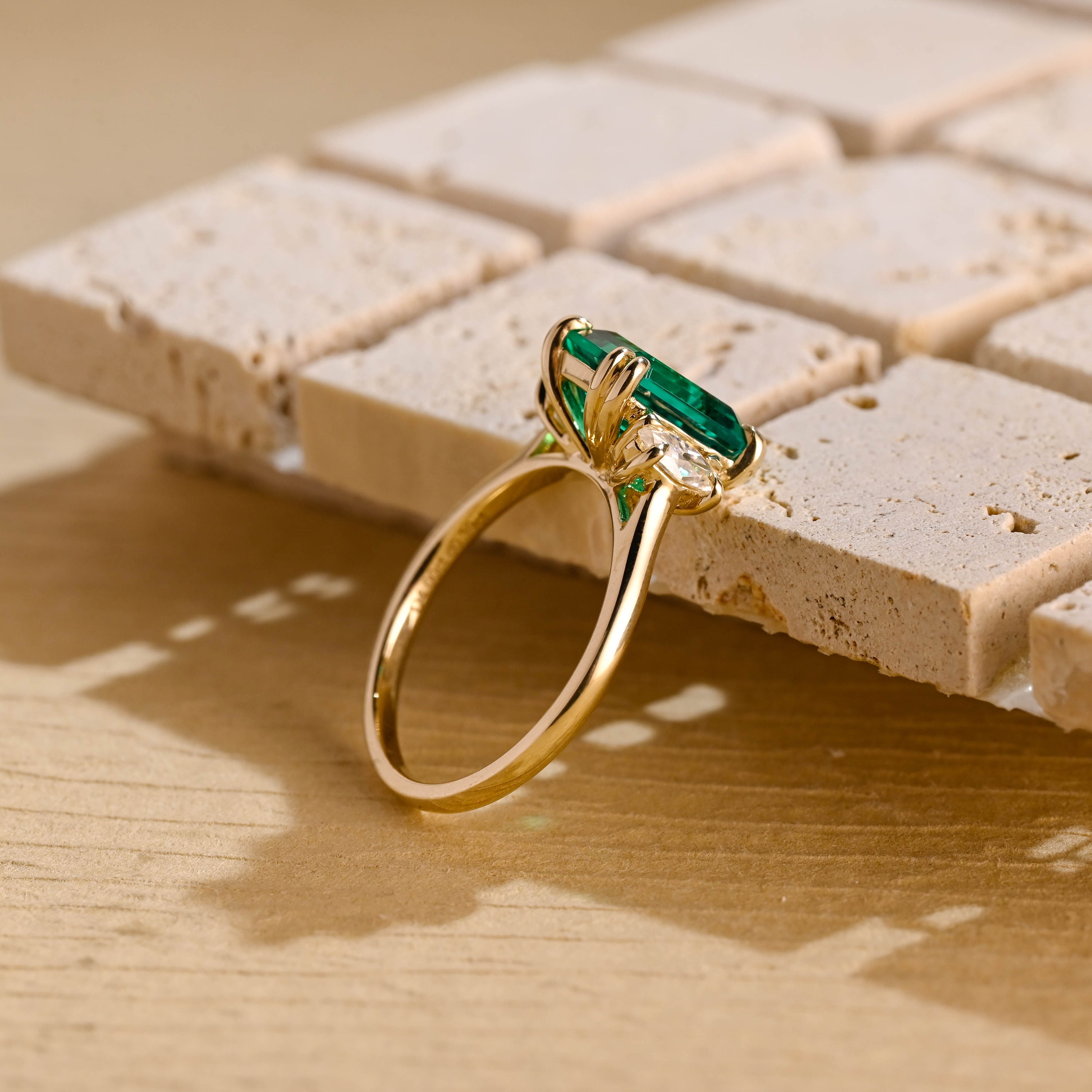 14k ゴールドリング エメラルド ストーン付き 10号 純金製スリーストーンエメラルド（ラボグロウンエメラルド）婚約指輪