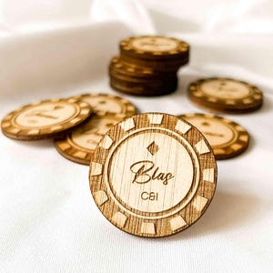 Segnaposto in legno personalizzati a forma di fiches del casinò – Dettagli per matrimoni ed eventi