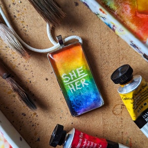 Collar de pronombre - Colgante de pronombre pintado a mano -Collar de pronombre personalizado - Joyería de pronombre - Regalo trans positivo - Regalo de alegría queer
