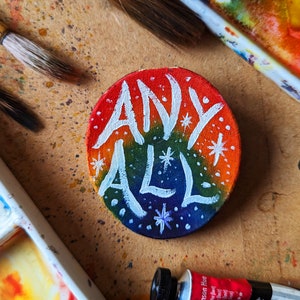 Insignia de pronombre pintada a mano - Insignia de pronombre de madera - Pin de pronombre personalizado - Pin de pronombre personalizado - Pin de pronombre grande - Regalo del Mes del Orgullo