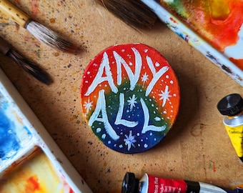 Insigne de pronom peint à la main - Insigne de pronom en bois - Épingle de pronom personnalisée - Épingle de pronom personnalisée - Grande épingle de pronom - Cadeau du mois de la fierté