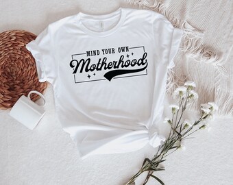 Mama TShirt „Mind your own Motherhood“ Geschenkidee Mama Muttertagsgeschenk Geschenk TShirt für Mamas Leben als Mama Statement Mom Life