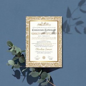 Puede incluir: Un certificado de conversión con un borde floral dorado y texto en inglés y árabe. El certificado incluye el nombre "Charless Isman" y detalles de la conversión al Islam, con firmas de testigos y probadores.