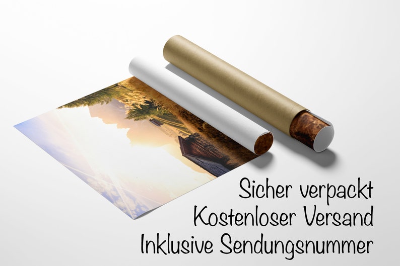 May include: A rolled up print of a landscape photograph featuring a wooden cabin in a field with mountains in the background. The text "Sicher verpackt Kostenloser Versand Inklusive Sendungsnummer" is printed on the bottom of the image.