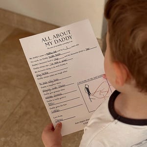 Puede incluir: Un cuestionario de papel blanco titulado ALL ABOUT MY DADDY con respuestas escritas a mano en tinta negra. El formulario incluye campos para edad, trabajo, comida favorita, bebida y actividades, además de un boceto a mano A PICTURE OF ME AND DADDY.
