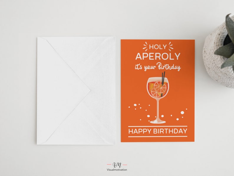 Orangene Geburtstagskarte mit dem Spruch: Holy Aperoly it's your Birthday - HAPPY BIRTHDAY, der Text ist weiß. In der Mitte ist eine Aperolglas abgebildet.