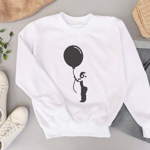 Bébé tenant le ballon - téléchargement numérique instantané - SVG, PNG, DXF, eps, jpg - adapté pour la machine de découpe (Cricut, Silhouette, etc.)