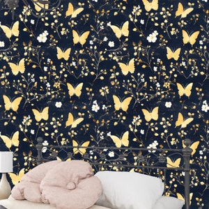 Carta da parati con farfalle dorate e fiori - Carta da parati botanica nera e oro per camere da letto, soggiorni o pareti decorative