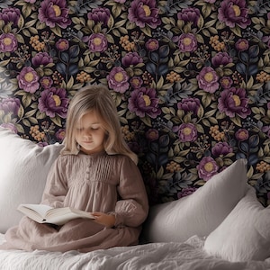 Carta da parati floreale color prugna intenso - Carta da parati botanica vintage e suggestiva / Decorazione scura da staccare e attaccare o incollare per camera da letto, salotto e spazi boutique