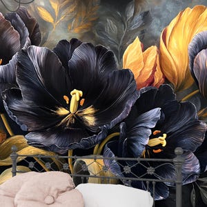 Carta da parati floreale di lusso in nero scuro e oro, murale con tulipani per interni eleganti, staccabile e attaccabile o preincollabile
