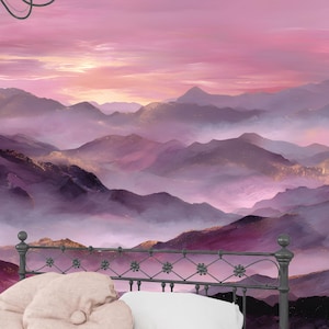 Carta da parati murale con montagne rosa e viola da sogno, carta da parati con paesaggio al tramonto nebbioso e dettagli dorati
