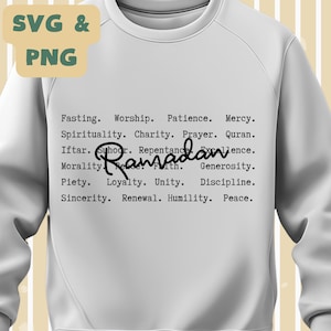 Op de afbeelding: Witte sweatshirt met het woord "Ramadan" in een scriptlettertype. De sweatshirt heeft ook een lijst met woorden zoals "Vasten", "Aanbidding" en "Geduld". De linkerbovenhoek heeft "SVG & PNG" in een gele doos.