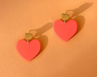 Boucles d'Oreilles Pendantes avec Coeur Doré et Pendentif aux couleurs Rouge Corail