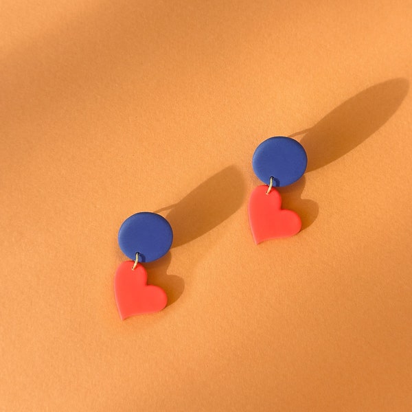 Boucles d'oreilles pendantes LOVELY Bleu avec pendentif en forme de coeur Rouge Corail