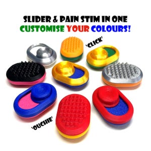 Op de afbeelding: Een verzameling kleurrijke slider- en pijnstimulatieapparaten. De apparaten zijn er in verschillende kleuren, waaronder rood, blauw, geel, oranje, zwart en zilver. De tekst "SLIDER & PAIN STIM IN ONE CUSTOMISE YOUR COLOURS!" staat bovenaan.