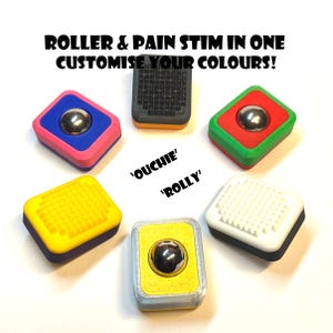 Op de afbeelding: Een verzameling kleurrijke massagetools met de tekst "ROLLER & PAIN STIM IN ONE CUSTOMISE YOUR COLOURS!" en de woorden "OUCHIE" en "ROLLY". De tools hebben verschillende kleuren, waaronder roze, blauw, rood, groen, geel, zwart en wit.