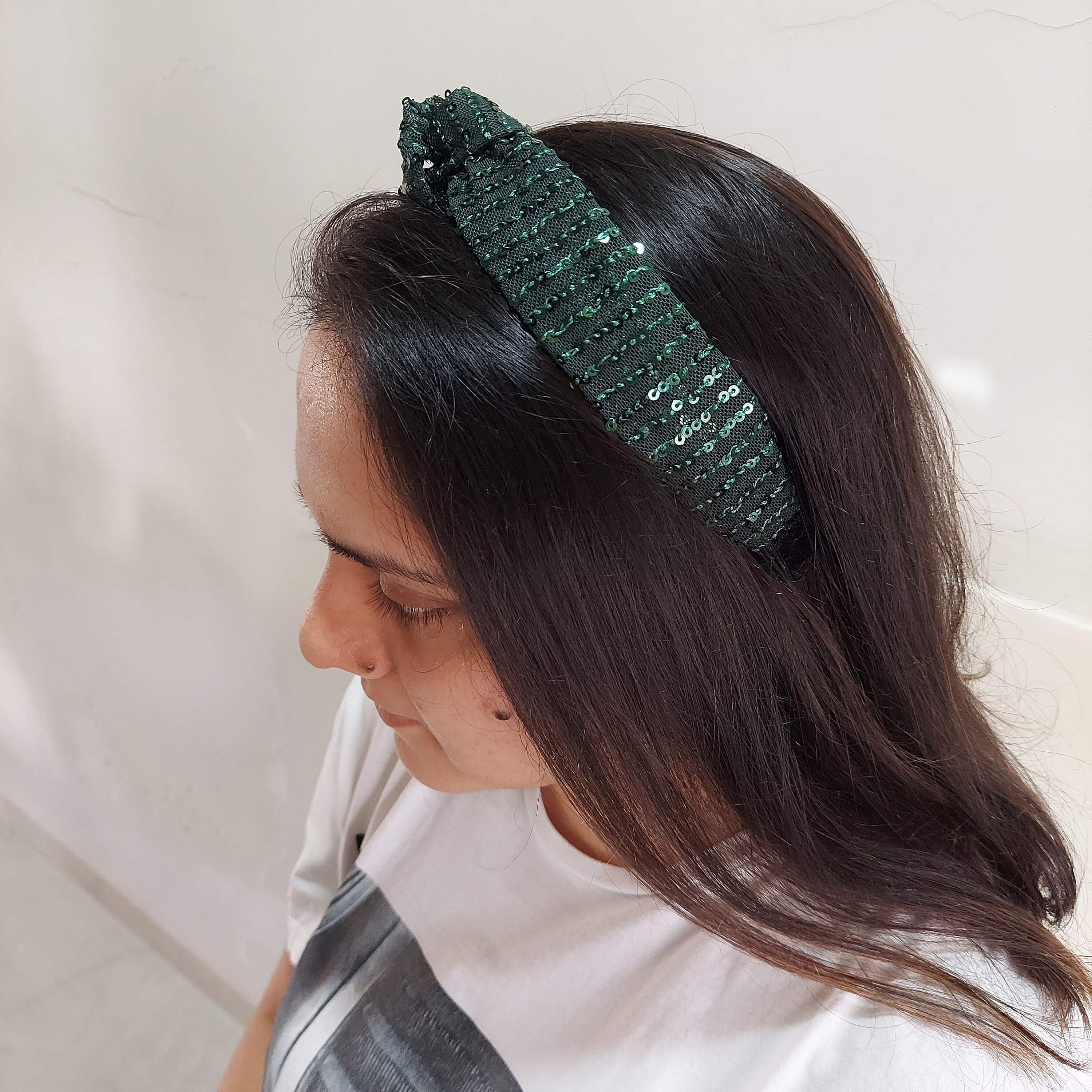 Fascia per capelli con fiocco verde salvia. Fascia di prua. Impacco per capelli in spandex di cotone. Avvolgimento della testa elasticizzata. - Italia
