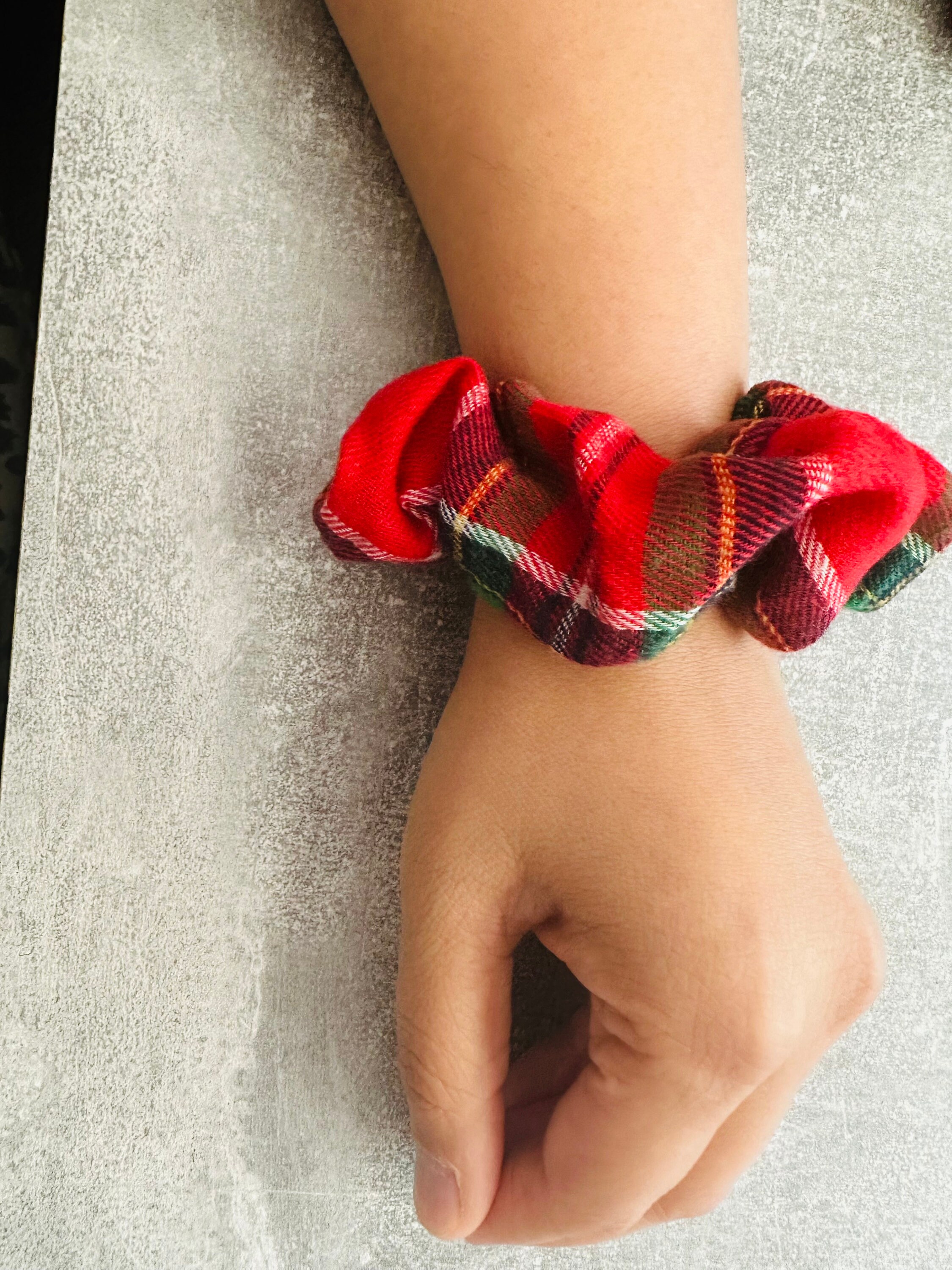 Weihnachts-Haargummi Mit Schneeflocke & Karomuster – Rot-grün, Festlich, Für Damen & Mädchen, 10 Cm Breit