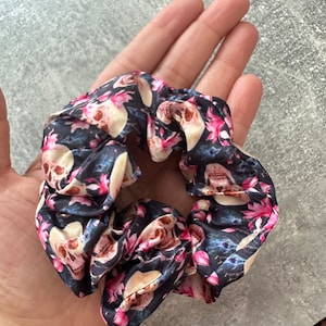 Halloween Skulls and Roses-scrunchie, satijnen scrunchie