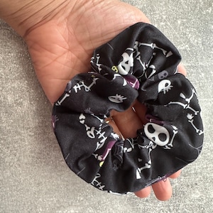 Halloween-skeletscrunchie: zwart-wit XL haarelastiekje