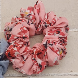 Scrunchie floreale rosa oversize: accessorio vegano per capelli