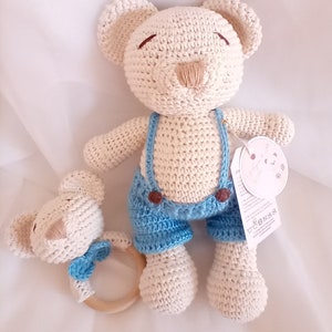 Bear with gardener plus rattle, crochet Amirumis Teddy pattern in Spanish PDF to download baby attachment bear