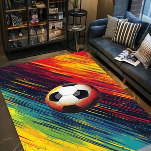 Puede incluir: Una alfombra colorida con un dise&ntilde;o de bal&oacute;n de f&uacute;tbol. La alfombra tiene un arco&iacute;ris de colores, incluyendo rojo, naranja, amarillo, verde, azul y morado. El bal&oacute;n de f&uacute;tbol est&aacute; en el centro de la alfombra y est&aacute; rodeado de rayas de color.