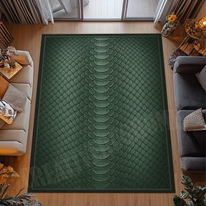 Puede incluir: Una alfombra rectangular con un patrón de piel de serpiente en verde oscuro, que presenta una fila central de escamas más grandes y alargadas flanqueadas por escamas más pequeñas y texturizadas, todo dentro de un borde verde oscuro.