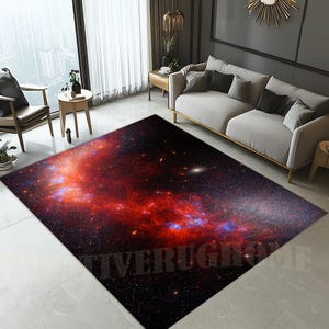 Könnte beinhalten: Ein rechteckiger Teppich mit einem lebendigen Galaxiemuster in Rot-, Orange- und Blautönen auf dunklem Hintergrund. Der Teppich liegt auf einem hell gefliesten Boden, mit einem Sofa und Möbeln im Hintergrund.
