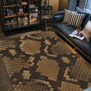 Könnte beinhalten: Ein rechteckiger Teppich mit einem geometrischen Muster in Braun- und Schwarztönen. Der Teppich liegt auf einem Marmorboden in einem Wohnzimmer, mit einem Sofa und einem Schrank im Hintergrund.