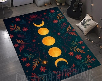 Könnte beinhalten: Ein rechteckiger Teppich mit dunkelblaugrünem Hintergrund und einem Himmelsdesign. Das Design umfasst Mondphasen in Gelb- und Orangetönen, umgeben von Blumen- und Blättermustern in Rot, Orange und Grün. Der Text "CREATIVE RUGS HOME" ist sichtbar.