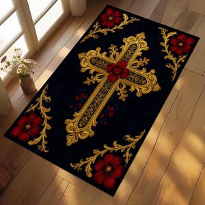 Könnte beinhalten: Ein rechteckiger Teppich mit dunkelblauem Hintergrund zeigt ein großes goldenes Kreuz mit roten floralen Akzenten. Goldene florale Designs und rote Blumen befinden sich in jeder Ecke. Der Teppich liegt auf einem Holzboden.
