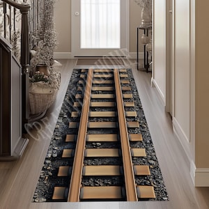 Può includere: Un tappeto a binario ferroviario marrone e nero con un design realistico. Il tappeto è realizzato in materiale resistente ed è perfetto per aggiungere un tocco di fascino rustico a qualsiasi casa.