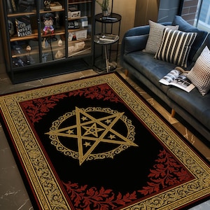 Può includere: Tappeto rettangolare nero con bordo dorato e rosso. Il tappeto presenta un pentagramma dorato al centro, circondato da un cerchio dorato e da decorazioni floreali dorate e rosse ornate. Il tappeto è posizionato su un pavimento scuro.