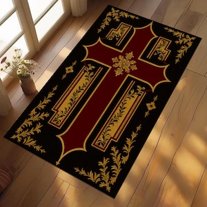 Könnte beinhalten: Ein rechteckiger schwarzer Teppich mit einem großen burgunderfarbenen Kreuzmuster. Das Kreuz ist goldfarben umrandet, mit goldenen floralen Akzenten und einem goldenen Rand. Der Teppich liegt auf einem Holzboden.