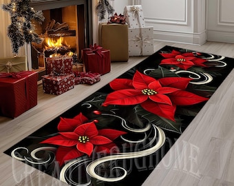 Op de afbeelding: Zwarte loper met drie grote rode poinsettia's, groene bladeren en witte krullen. Het tapijt met kerstthema ligt voor een open haard.