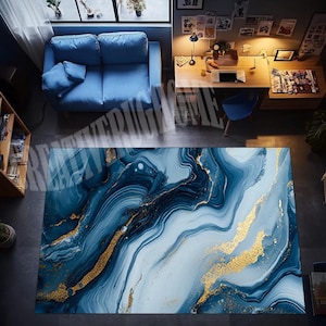 Può includere: Vista aerea di un soggiorno con divano blu, scrivania e un grande tappeto. Il tappeto presenta un design marmorizzato nei toni del blu, bianco e oro. La stanza ha un'estetica moderna con luce naturale.