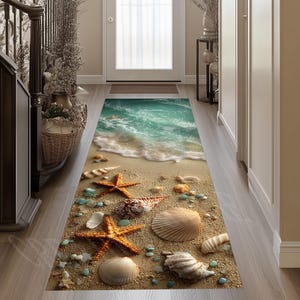Op de afbeelding: Een rechthoekige loper met een hoge resolutie print van een zandstrand. Het ontwerp bevat turquoise oceaangolven met wit schuim, verspreide oranje zeesterren en diverse beige en witte schelpen op het zand.