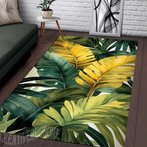 Könnte beinhalten: Ein tropischer Teppich mit großen grünen und gelben Blättern. Der Teppich hat einen weißen Hintergrund und ein realistisches Aquarell-Design.