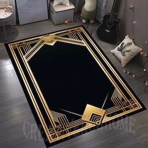 Può includere: Un tappeto rettangolare nero con un design art déco dorato. Il tappeto presenta un bordo geometrico e un design centrale dorato. Il tappeto è su un pavimento in legno.