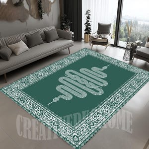 Può includere: Un tappeto verde e bianco con un disegno di serpente bianco su sfondo verde. Il tappeto ha un bordo bianco con un motivo geometrico.
