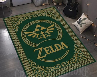 Könnte beinhalten: Ein rechteckiger grüner Teppich mit goldenem "ZELDA"-Schriftzug, einem goldenen Emblem und einem dekorativen Rand. Das Design des Teppichs ist verziert und klassisch, geeignet für ein Wohn- oder Schlafzimmer, ca. 150 cm x 90 cm.