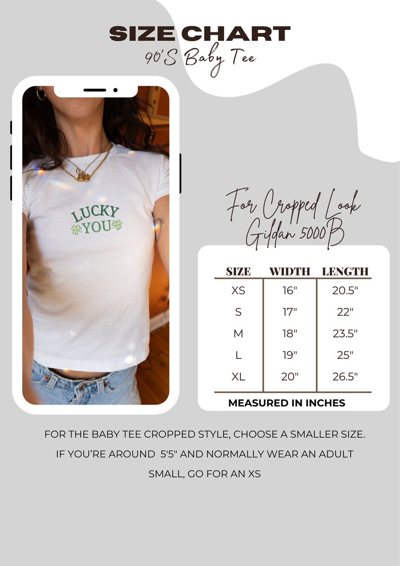 Puede incluir: Camiseta de beb&eacute; blanca con el texto "LUCKY YOU" en verde, con un dise&ntilde;o de tr&eacute;bol. La tabla de tallas muestra las medidas en pulgadas para las tallas XS a XL. El texto "90's Baby Tee" est&aacute; en la parte superior.