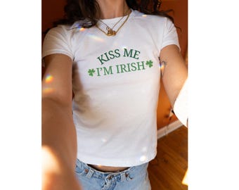 Kiss Me I'm Baby Tee, 90er Jahre Stil Baby T-Shirt, 90er Jahre Vintage Tshirt, viel Glück Shirt, Saint Patricks Tshirt, Y2K Crop Top, Kleeblatt