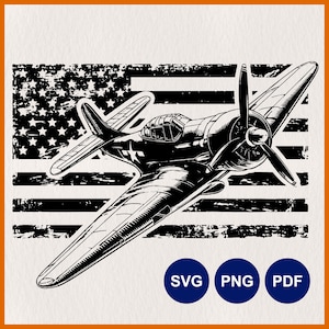 Puede incluir: Silueta en blanco y negro de un avión vintage volando sobre una bandera estadounidense desgastada. El avión tiene una hélice y vuela a baja altura. La bandera está desgarrada y desgastada, con un efecto grunge.