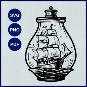 Op de afbeelding: Een zwart-witte lijntekening van een schip in een fles. Het schip heeft zeilen en een mast. De fles is rond en heeft een kurk bovenop.