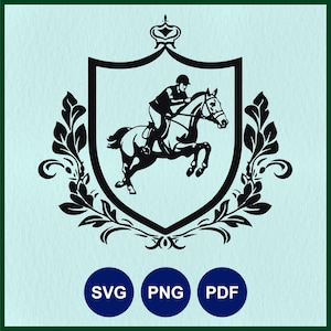 Könnte beinhalten: Schwarz-weißes Design eines Reiterwappens mit einem Reiter auf einem Pferd, das über ein Hindernis springt. Das Wappen ist von floralen Elementen und einer Krone umgeben. Darunter stehen die Textbezeichnungen: SVG, PNG und PDF.