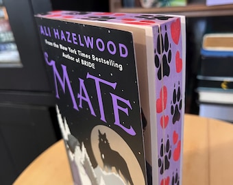 Mate de Ali Hazelwood, borde estampado con plantilla