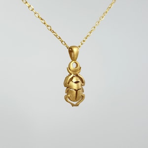 Escarabajo de oro macizo de 14K, encanto de escarabajo de 14K, escarabajo de 14K, colgante de escarabajo de oro, joyería espiritual, amuleto de la suerte 14K, regalo unisex