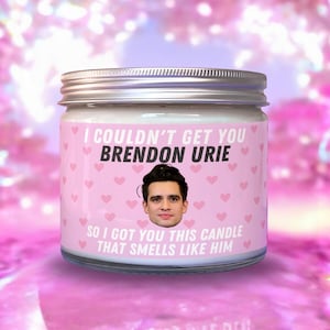 Brendon Urie Duftkerze Sojawachs | Große 240 ml Fandom inspirierte Kerze | Lustiges Neuheit Geschenk | Geburtstag, hamper Korb Geschenk